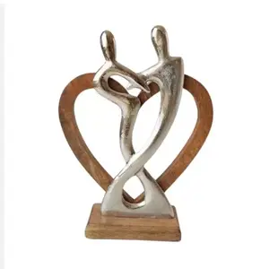 Artefacts d'amour avec base en bois de taille standard Sculptures d'artefacts d'amour en métal et aluminium à vendre