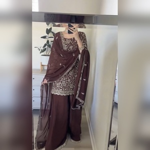 Ensemble exclusif sharara salwar kameez en georgette avec un haut à richement brodé et un pantalon palazzo avec un dupatta assorti pour les sorties décontractées - Product Image 6