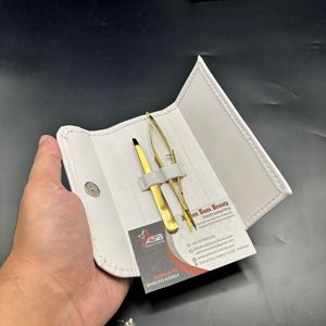 Pince à sourcils plaquée or avec logo personnalisé en acier inoxydable pointes inclinées pince à sourcils avec ciseaux à ressort et étui blanc - Product Image 2