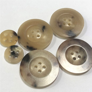 Vente en gros de boutons de chemise naturels à dos plat à 4 trous, boutons en corne personnalisés, décoration en maille pour la couture, techniques de placage durables - Product Image 4
