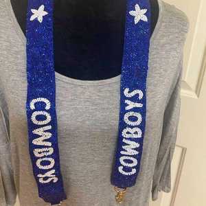 Correa de cintura cruzada hecha a mano con cuentas negras y bordado de fútbol americano para el día del partido, procedente de la India. - Product Image 2