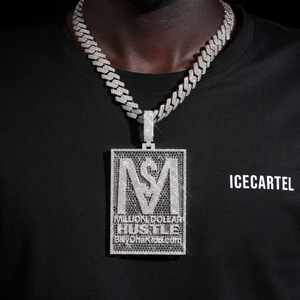 MILLION DOLLAR HUSTLE Colgante de Oro de 14K con Logotipo Personalizado y Moissanita, Accesorio de Joyería Único y Lujoso - Product Image 2