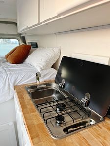 Camping-car Mercedes-Benz Sprinter 2500 4x4 2022, 1 100 miles, conversion en camping-car, moteur turbodiesel V6, blanc, charge utile de 4 000 kg - Product Image 3