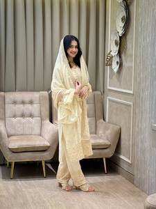 Robe Salwar Kameez pour femmes indiennes de style Bollywood, haut brodé de sequins, pantalon, dupatta, fêtes d'hiver, blanc, imitation - Product Image 2