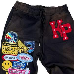 กางเกงวอร์มผู้ชายลายกราฟิก ทรงหลวม ผ้าฟลีซ สไตล์สตรีทแวร์ ดีไซน์โดดเด่น ใส่สบายๆ สำหรับพักผ่อนหรือใส่ทุกวัน - Product Image 4