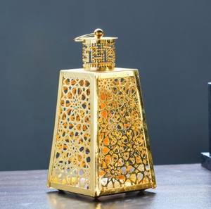 Lanterne à bougie en métal doré avec découpe en forme de pyramide, lumière ambiante chaude, décoration élégante et festive pour la maison, les événements et les cadeaux - Product Image 1