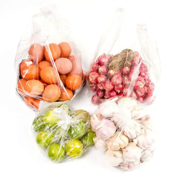 Cibo non stampato sacchetto di imballaggio su un rotolo di imballaggio del supermercato di plastica produrre sacchetto per il pane e la drogheria