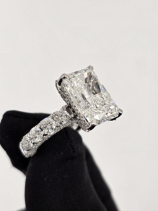 Bague de fiançailles en diamant cultivé en or blanc 14K 18K |   Centre de taille radiant avec diamants ronds |   Bijoux fins pour femmes, bijoux de mariée - Product Image 3