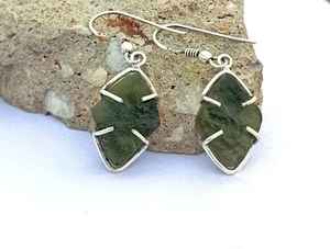 ต่างหูหินหยาบ Moldavite ธรรมชาติอัญมณีจากสาธารณรัฐเช็ก925แข็งสเตอร์ลิงของขวัญวันเกิดของเธอ - Product Image 3