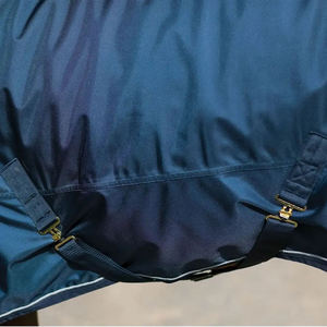 Couverture imperméable pour cheval en tissu Oxford 600D avec grande rabat de queue et doubles fermetures poitrine pour utilisation en extérieur - Product Image 5