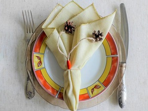 Belle serviette en jute avec accent de perles dorées pour un style de table festif et une présentation de table élégante en provenance d'Inde - Product Image 6