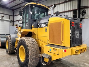 La chargeuse sur pneus JD 544K est livrée avec un seau PSM de 4.5 verges prêt à fonctionner - Product Image 4