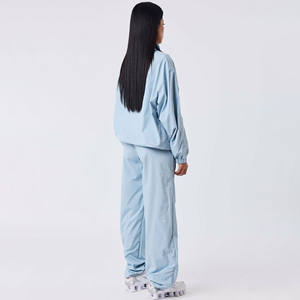 ชุดวอร์มแบบสปอร์ตสองชิ้นสำหรับผู้หญิง มีฮู้ด ผลิตจากโพลีเอสเตอร์ 100% กันลม น้ำหนักเบา มีเชือกผูก กระเป๋า สามารถกลับด้านได้ ลายพิมพ์ - Product Image 2