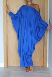 Nouvelle robe longue Anarkali rouge traditionnelle en coton pour l'été 2024, à épaules dénudées, manches longues, motif floral, coupe trapèze, à volants, pour occasions formelles - Product Image 4