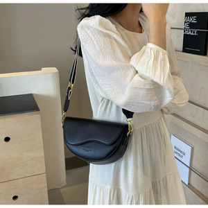 Sac à bandoulière élégant en cuir PVC pour femme avec sangle réglable en or et fermeture magnétique pour une utilisation quotidienne et en voyage - Product Image 5