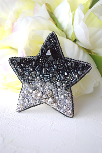 Broche brodée de perles élégante Unique fait main luxe royal fait main - Product Image 4