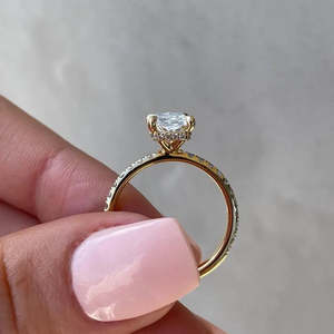 Anillo de Diamante con Corte Radiante Certificado por IGI, Diseño Alargado con Halo Oculto y Piedras Laterales - Product Image 6
