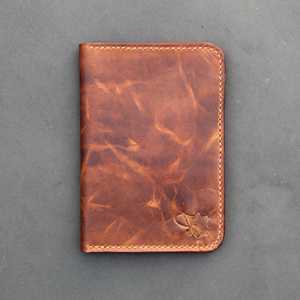 WF LEATHERCRAFT CO. No. Cartera de Pasaporte de Cuero 75 con Forro de Lona, Múltiples Ranuras para Tarjetas, 100% Cuero de Grano Completo con Tinte Vegetal - Product Image 6