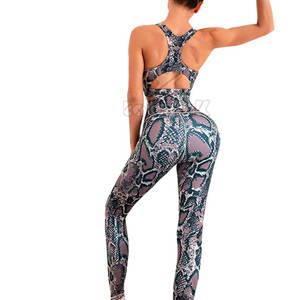 Ensemble de yoga pour femmes fabriqué au Pakistan - Respirant, écologique, séchage rapide, logo frontal, taille haute, 2 pièces, couleur unie, design personnalisé - Product Image 2