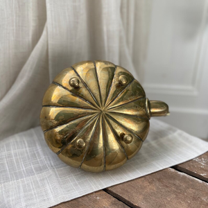 Tetera de latón victoriano antiguo estilo de cabaña de campo del siglo XIX con mango de vidrio blanco para regalos de agua de café de té - Product Image 5