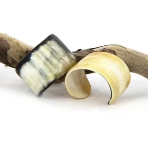 Manchettes, bracelets et bracelets en corne de buffle naturelle SMART fabriqués à partir de corne de buffle véritable, disponibles dans un assortiment - Product Image 1