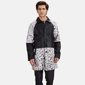 Manteau en cuir noir avec imprimé vintage et coupe ajustée - Product Image 1