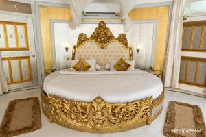 เตียงหลังคาทรงวินเทจหรูหราอลังการ สำหรับวิลล่าและรีสอร์ท สั่งทำพิเศษ งานแกะสลักทองคำระดับพรีเมียม ขายจากโรงงานโดยตรง - Product Image 4