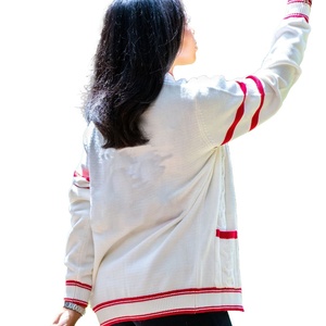 Cardigan en acrylique à manches longues de la sororité Delta Sigma Theta, blanc et rouge, avec écusson brodé, col en V, boutonné, tricoté, vêtement grec - Product Image 5