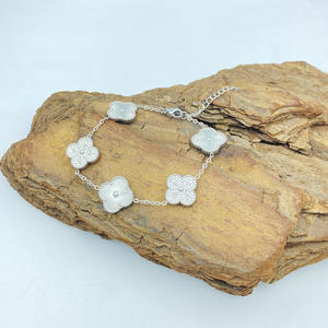 博士 珠宝首饰 18K 镀金时尚女式珠宝微镶方晶锆石四叶草花朵链式手链 - Product Image 5