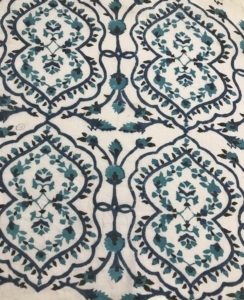 Tela de Algodón Estampada a Mano con Elegante Diseño Floral de Arlequín en Azul Verde Azulado sobre Base Blanca - Product Image 1