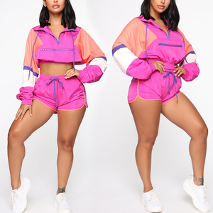 Conjunto de Top Corto y Pantalones Cortos Deportivos de Nailon Estampado Rosa, Chaqueta Deportiva con Cremallera y Capucha, Logotipo Personalizado, Cortavientos Ligero, Conjunto de 2 Piezas - Product Image 2