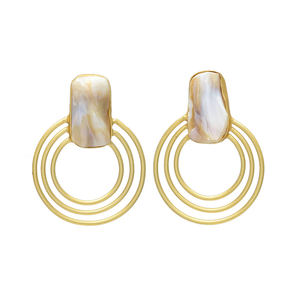 Boucles d'oreilles clous en fil de perles d'eau douce naturelles blanches nacrées, laiton plaqué or 24 carats, sans nickel, faites à la main, vintage, irrégulières, Christian - Product Image 1