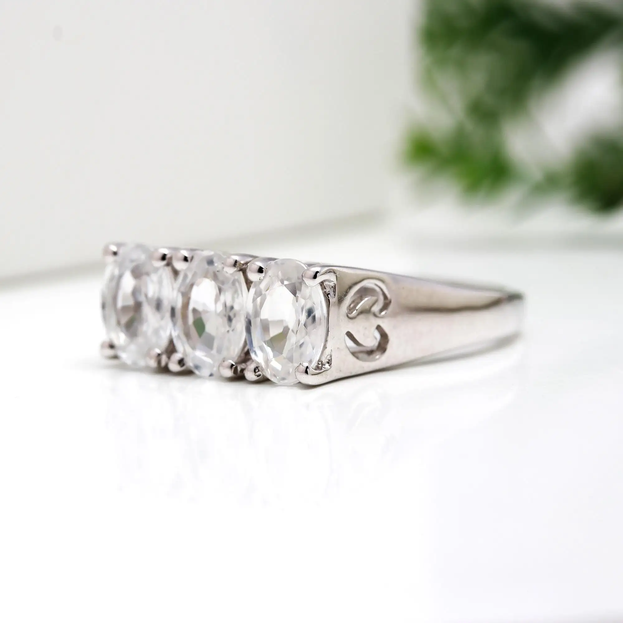 Anillo de tres piedras de moissanita blanca Cz hecho a mano fabricante indio corte ovalado circón blanco 5A Plata de Ley 925 anillos de mujer