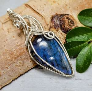 Pendentif en fil de Labradorite bleu fait à la main en argent Sterling 925 Unique Artisan bijoux cadeau pour les femmes - Product Image 1
