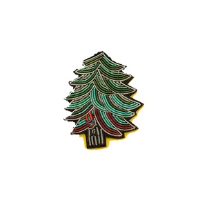 Broche de moda de lujo hecho a mano bordado de Corazón Azul de hoja personalizado con cuentas de alambre de lingotes Pin hecho a mano para accesorio de ropa - Product Image 1