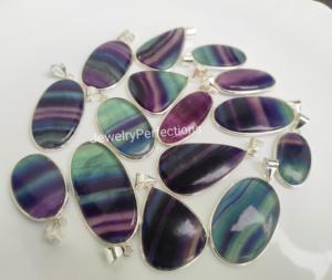 Vente en gros de collier pendentif en fluorite de bohème tendance en plaqué argent avec charmes de lunette chic en vrac mélange de formes matériau principal en laiton - Product Image 3