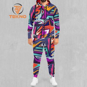 Elegante chándal de sublimación para hombre hecho de tela transpirable, perfecto para deportes de gimnasio o ropa casual con un diseño impreso vibrante - Product Image 1