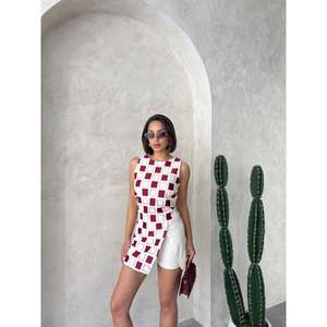 Blusa de Mujer sin Mangas con Patrón de Cuadros Tejida a Crochet - Product Image 4