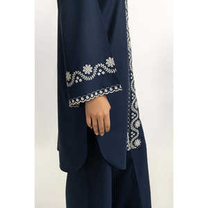 Ensemble coordonné pour femme en tissu crêpe bleu marine brodé, sans col, taille XXS, tenue deux pièces pour le printemps/été - Product Image 2