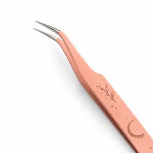 Pince à cils rose doré avec motif lune et feuille, pointe de précision pour l'application des cils - Product Image 4