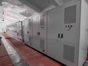 Armoire de batterie LiFePO4 haute tension 100KWH 200KWH Stockage d'énergie industriel et commercial disponible à la vente - Product Image 3