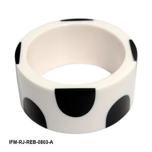 Bracelet jonc tendance en résine monochrome fait main, jonc audacieux à motif géométrique pour femme - Product Image 2