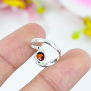 แหวนพลอยโกเมนทรงรีสีเงิน – แหวนประดับพลอยสีแดงเข้มทรงเหลี่ยม ดีไซน์เรียบหรูสำหรับผู้หญิง - Product Image 2