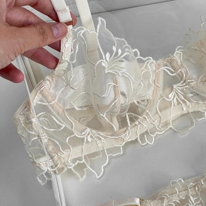 Soutiens-gorge de sous-vêtements en dentelle sexy transparente soutien-gorge à bonnets souples et ensembles brefs - Product Image 5