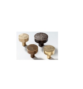 Boutons en laiton spécialement conçus pour les meubles sur mesure, offrant un accent métallique luxueux adapté aux environnements résidentiels haut de gamme. - Product Image 2