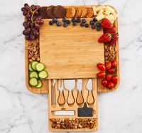 Ensemble de planches à fromage et charcuterie carrées en bambou personnalisées avec couteaux gravés – Cadeau personnalisé pour un anniversaire de mariage écoresponsable