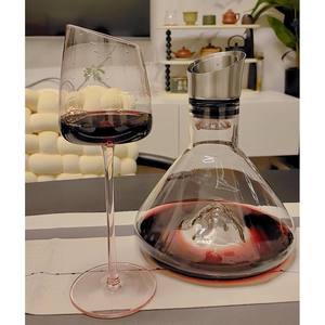 GROSSE REMISE ; Boire du vin dans un verre à vin rehausse l'expérience en engageant la vue, l'odorat et le goût ensemble - Product Image 1