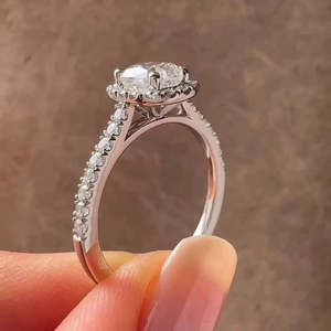 Anillo de compromiso con halo de diamantes cultivados en laboratorio de 1.50 ct con corte cojín y engaste tipo catedral, certificado por IGI - Product Image 4