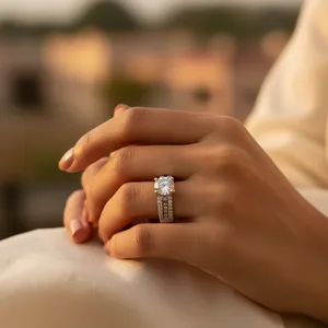 Anillo de Compromiso de Plata 925 con Moissanita Redonda y Engaste Pavé, Estilo Clásico para Mujer - Product Image 3