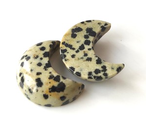 Venta al por mayor jaspe dálmata natural media luna 8mm-30mm forma de luna media luna espalda plana piedras preciosas sueltas para la fabricación de joyas - Product Image 1